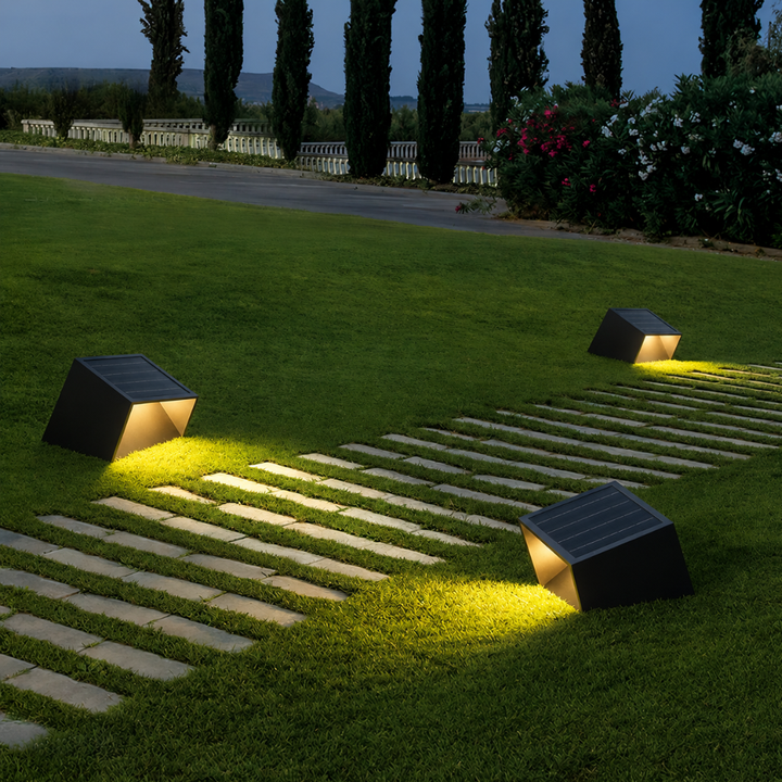 Luz LED inteligente solar para jardín, control remoto y encendido automático en caminos exteriores.