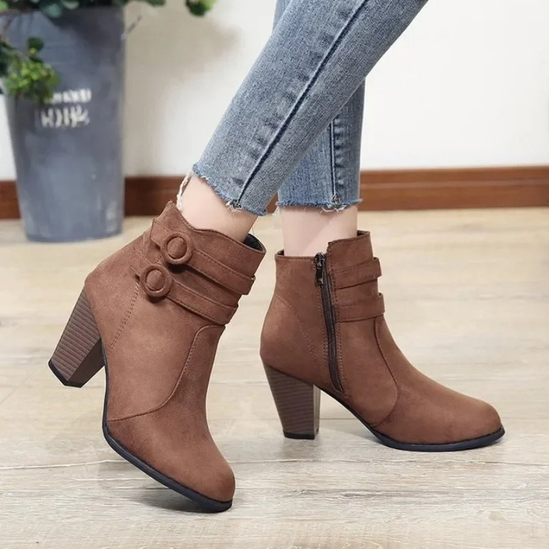 Botines de tacón alto para mujer, ideales para otoño/invierno. Elegantes, con correas decorativas y piel sintética.