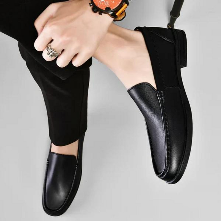 Primer plano de mocasines de piel de hombre, destacando las costuras y detalles.