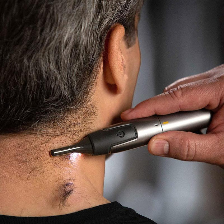 Consigue un cuidado facial impecable con esta cortadora de precisión para nariz y oídos.