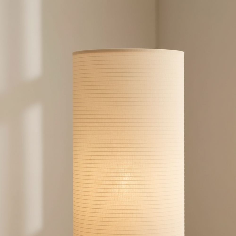 Lámpara de pie japonesa de tela blanca y base de madera, iluminación cálida para el hogar.