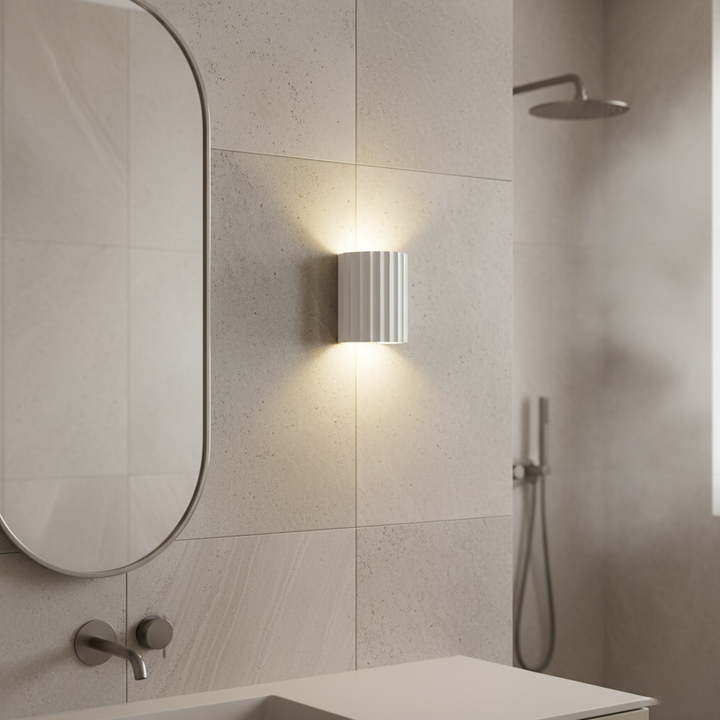 Iluminación ambiental cálida con aplique de pared Stria, diseño estriado que realza cualquier hogar moderno.