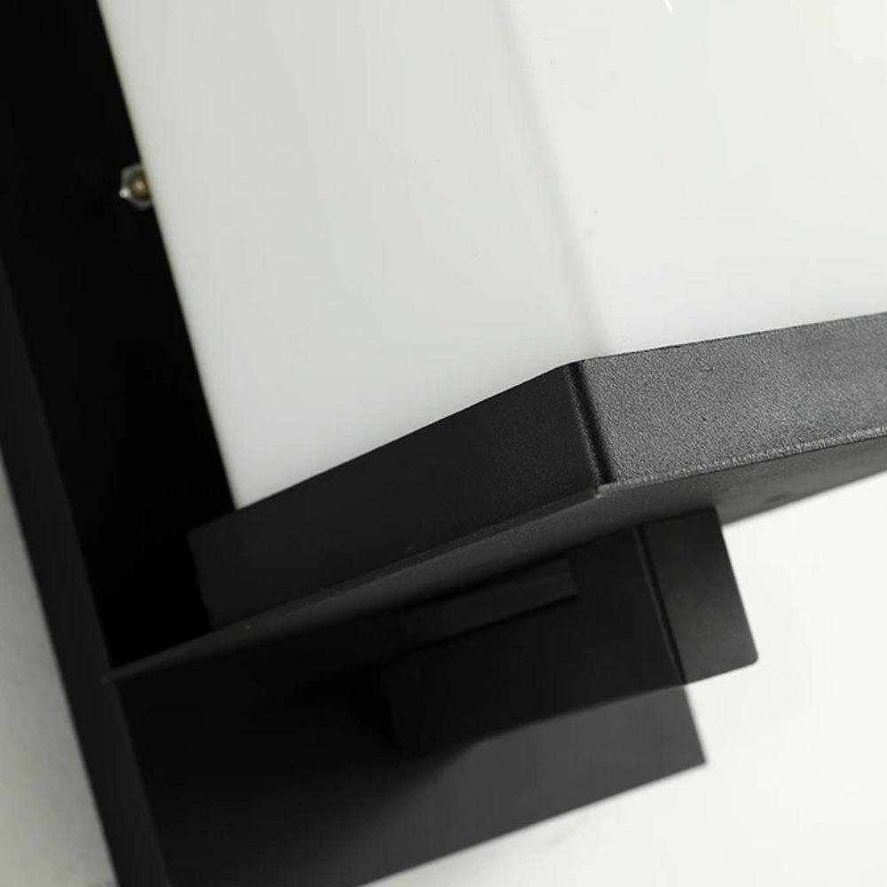 Iluminación de patio con aplique exterior elegante. Lámpara de pared IP65 de metal y vidrio duradero.