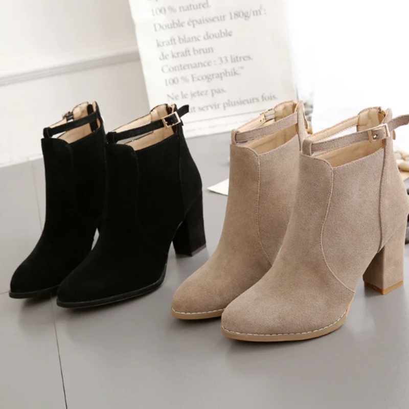 Botines negros de mujer con tacón bloque para estabilidad y hebilla de adorno.