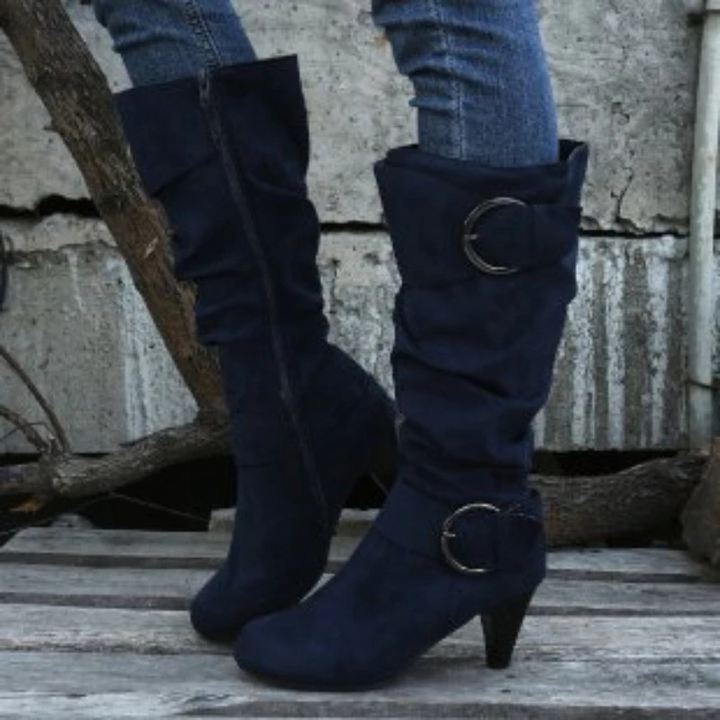 Vista lateral de botas altas de mujer, puntera redonda, suela antideslizante, ideales para el frío.