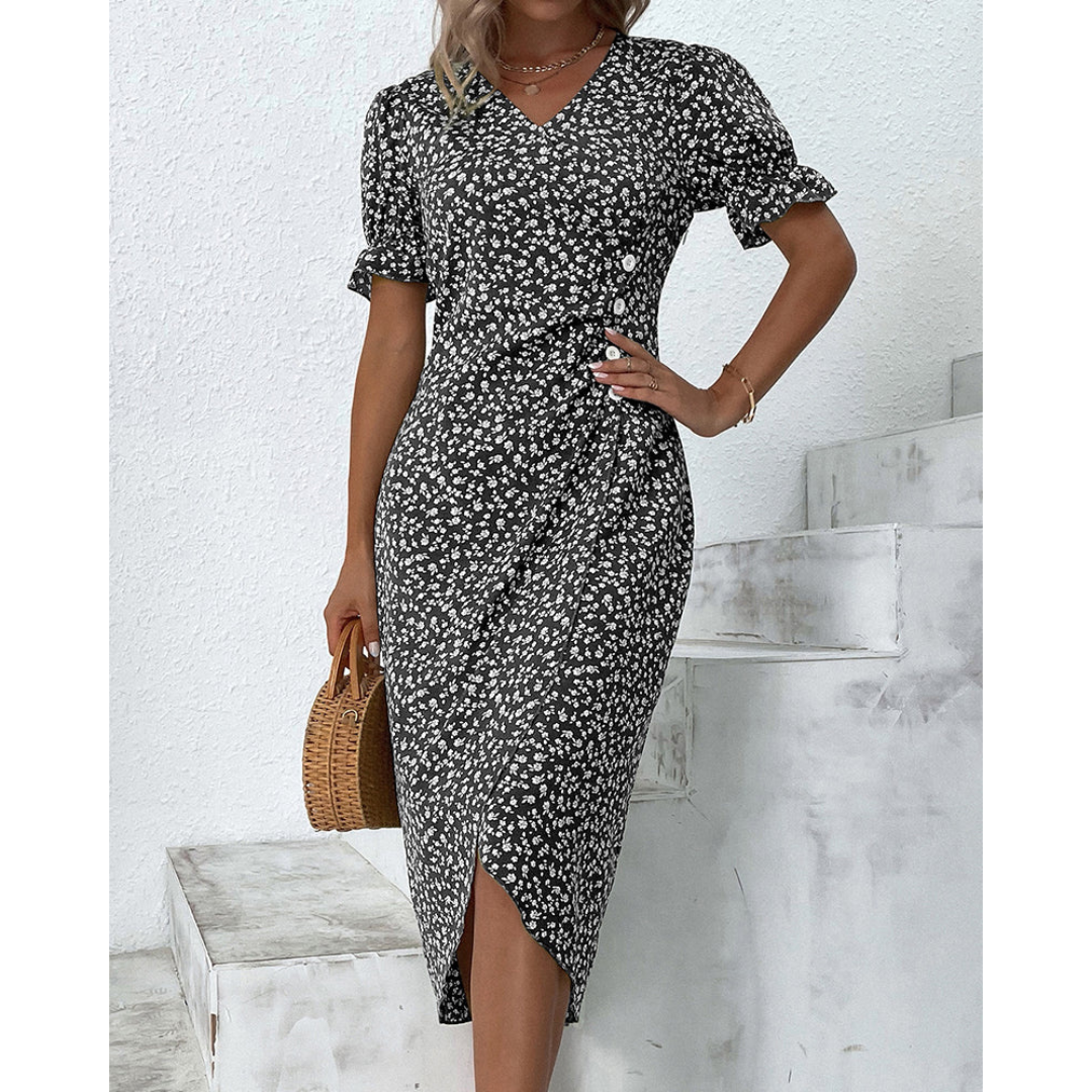 Vestido de mujer con diseño cruzado, escote en V profundo y lazo decorativo en la cintura.