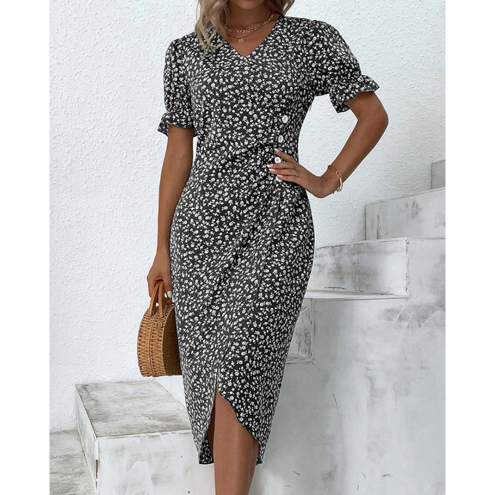 Vestido de mujer con diseño cruzado, escote en V profundo y lazo decorativo en la cintura.