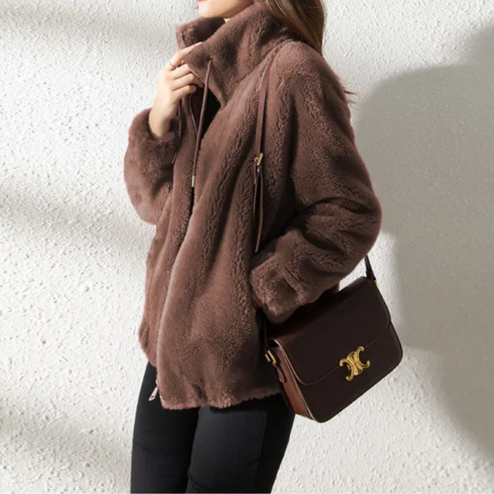 Trench de ante de moda para mujer, estilo oversized, ideal para capas en otoño e invierno.