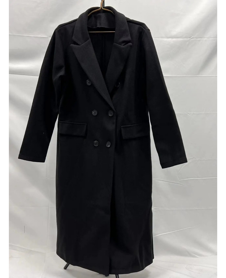 Ropa exterior femenina: abrigo largo con ajuste estilizado, doble botonadura, muy chic.