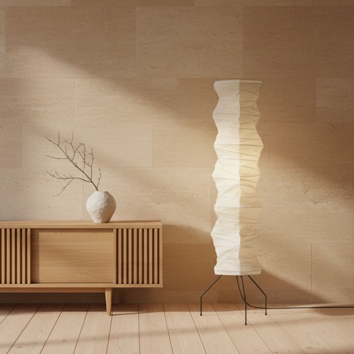 Lámpara de pie de diseño orgánico WabiSabi para interiorismo. Estilo japonés contemporáneo, ambiente relajante.