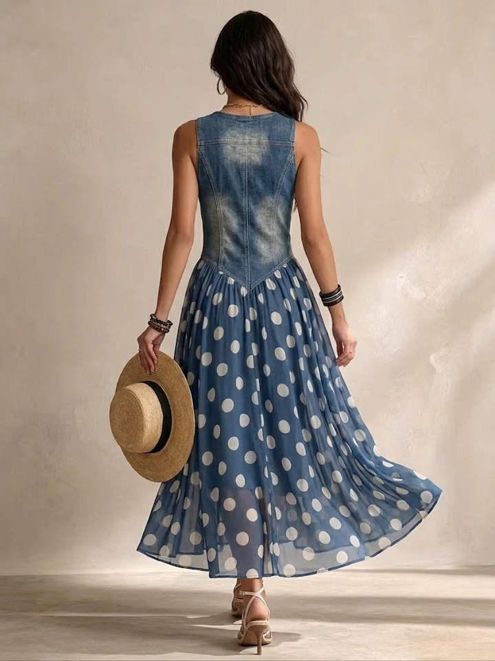 Vestido largo chic azul de mujer con efecto denim y falda de lunares. Prenda de moda veraniega y estilo casual.