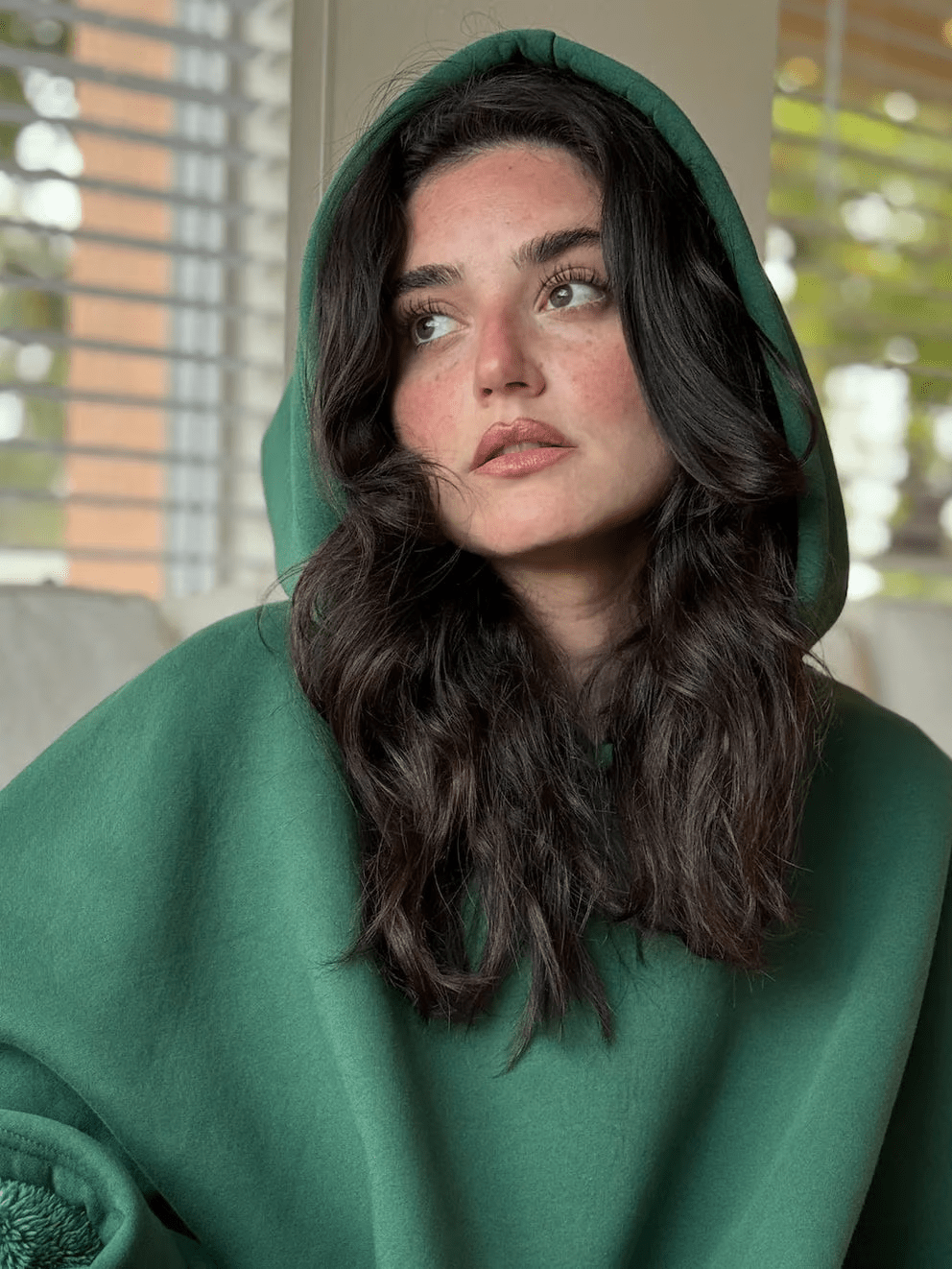 Sudadera de mujer, oversize, con capucha. Suave y cómoda. Perfecta para un estilo relajante y casual en invierno.