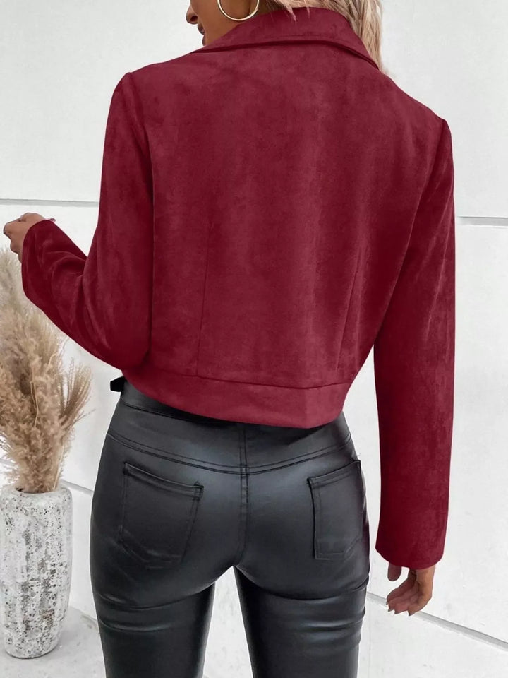 Versátil chaqueta de mujer, corte crop con cremallera y bolsillos, casual y elegante.