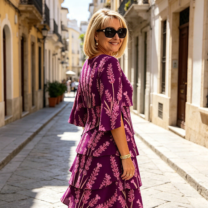 Vestido midi de primavera/verano para mujer. Color lavanda, estampado floral, volantes escalonados y mangas abiertas.