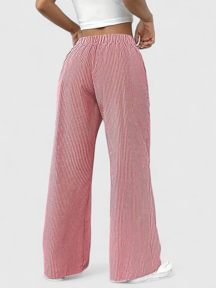 Pantalón ancho azul marino con cintura ajustable, tejido ligero. Perfecto para moda femenina.