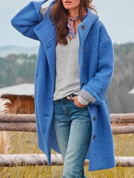 Mujer usando abrigo cortavientos cálido con bolsillos. Chaqueta de invierno elegante y cómoda para el frío.