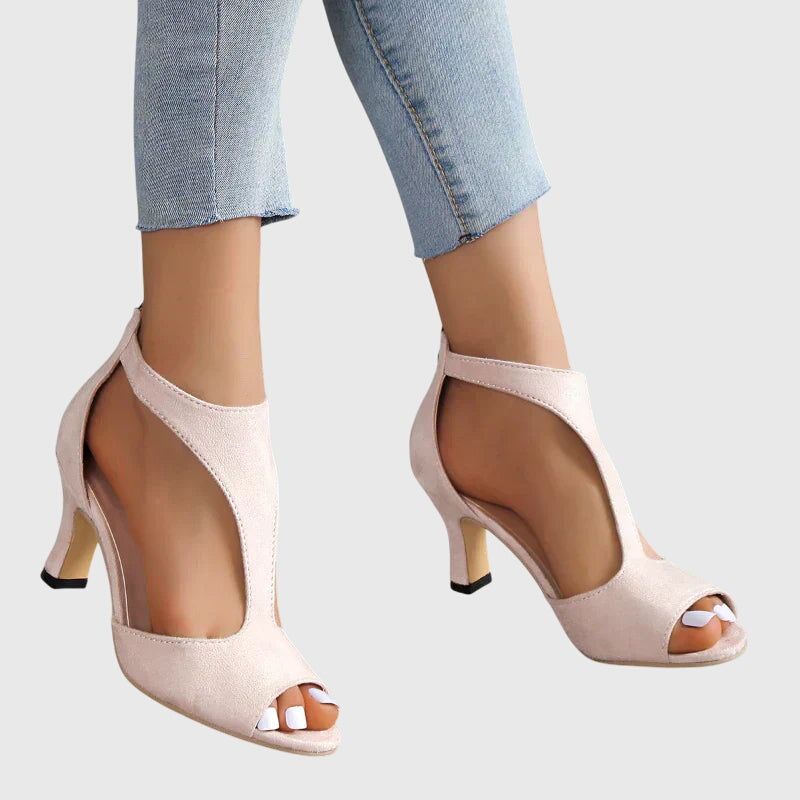 Detalle de tacones negros ortopédicos para mujer, con amortiguación y diseño ergonómico de verano.