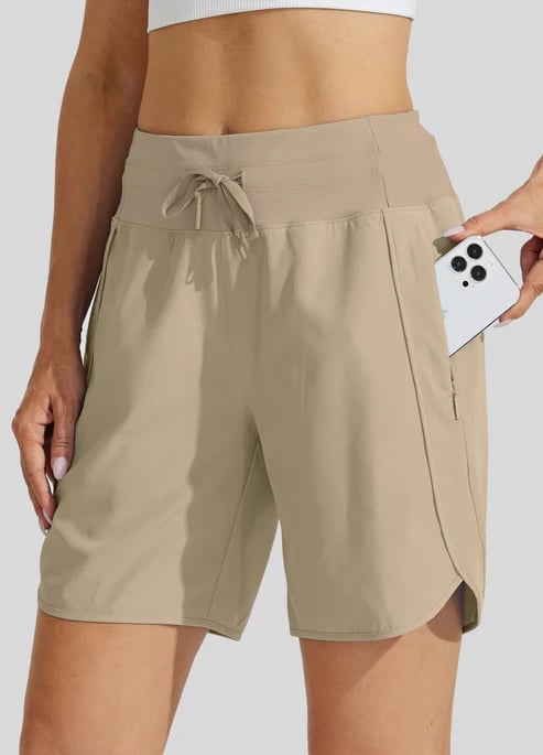 Short deportivo mujer, con cordón y bolsillos, cintura alta. Perfecto para entrenar o relajar.