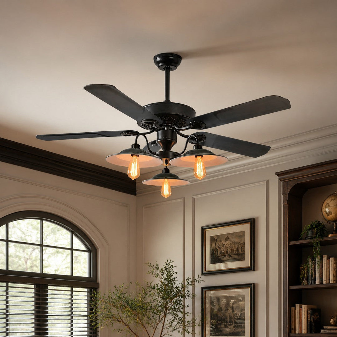 Ventilador de techo industrial con luz integrada, palas de madera. Estilo moderno para ventilación y decoración.