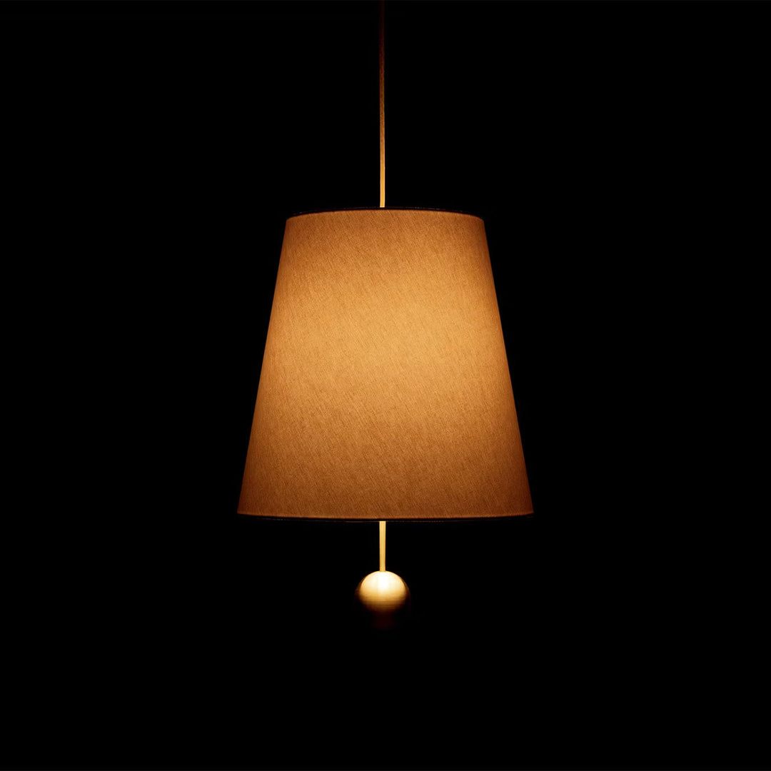 Lámpara colgante con sombra de lino y cuerpo de latón. Diseño elegante para un hogar con estilo.