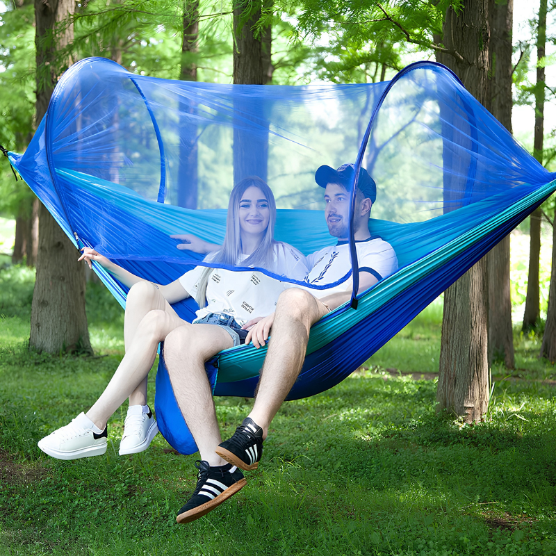 Hamaca de camping portátil con mosquitero integrado, ideal para protegerte en tus aventuras al aire libre.