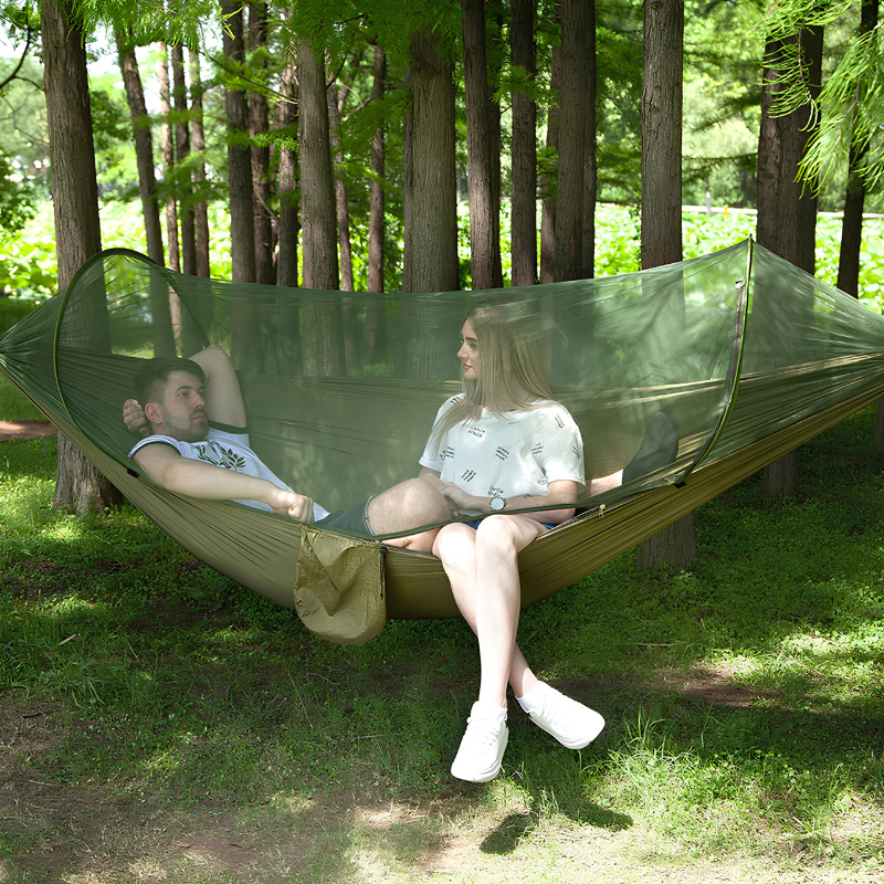 Hamaca de exterior con mosquitero, un indispensable para tus aventuras de camping y un sueño tranquilo.