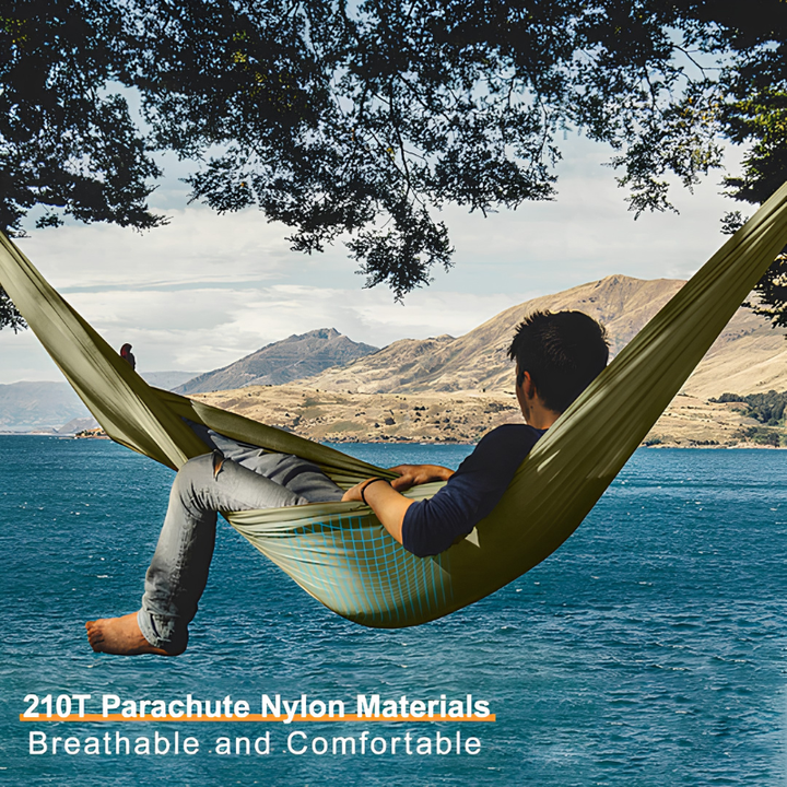 Preciosa hamaca verde de camping con mosquitero, lista para tu próximo viaje y momentos de relax.
