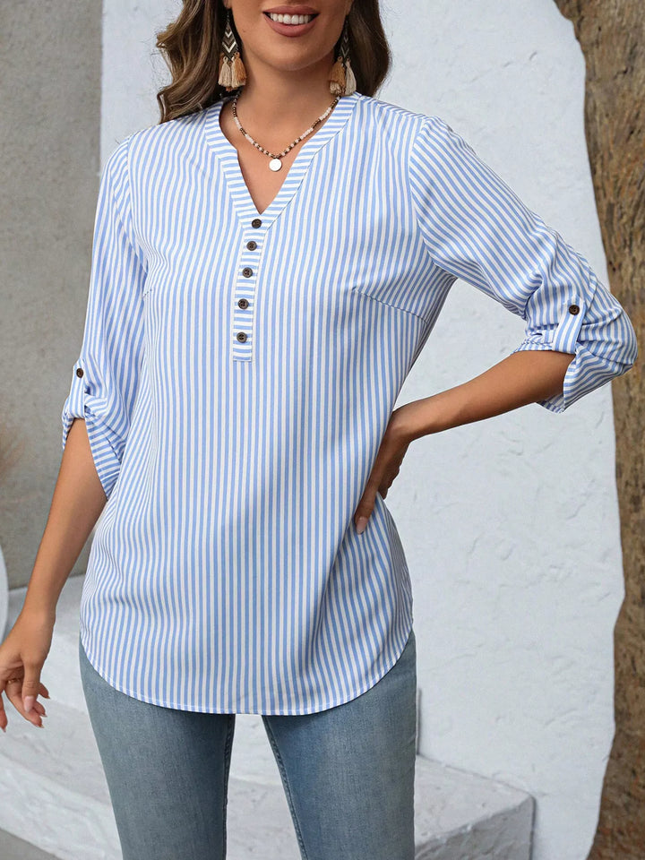 Blusa casual de rayas para mujer, cuello V, botones frontales, ideal para clima cálido.