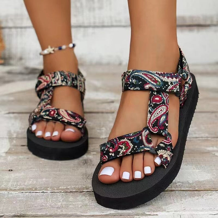 Cómodas sandalias de verano para mujer, estilo étnico. Perfectas para la playa, vacaciones y looks casuales de moda.