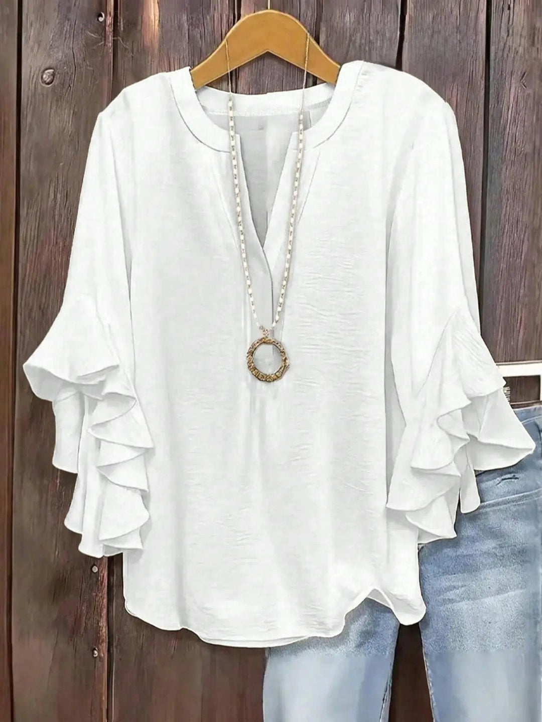 Camisa femenina con escote pico y mangas tipo campana. Estilo casual elegante para cualquier ocasión.
