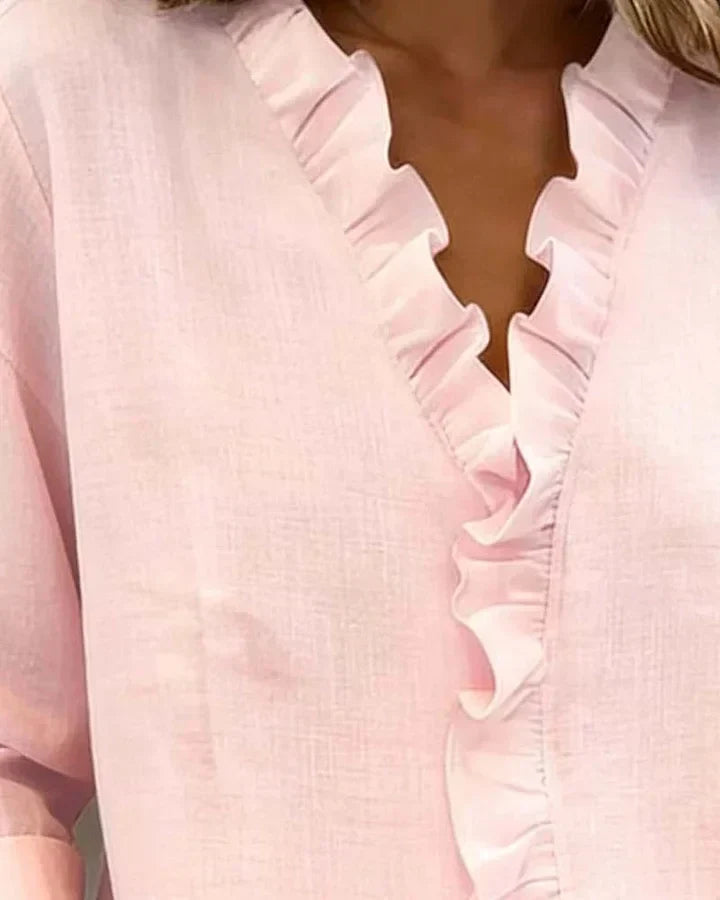 Blusa de mujer con volantes en V, mangas largas y corte elegante para un estilo sofisticado.