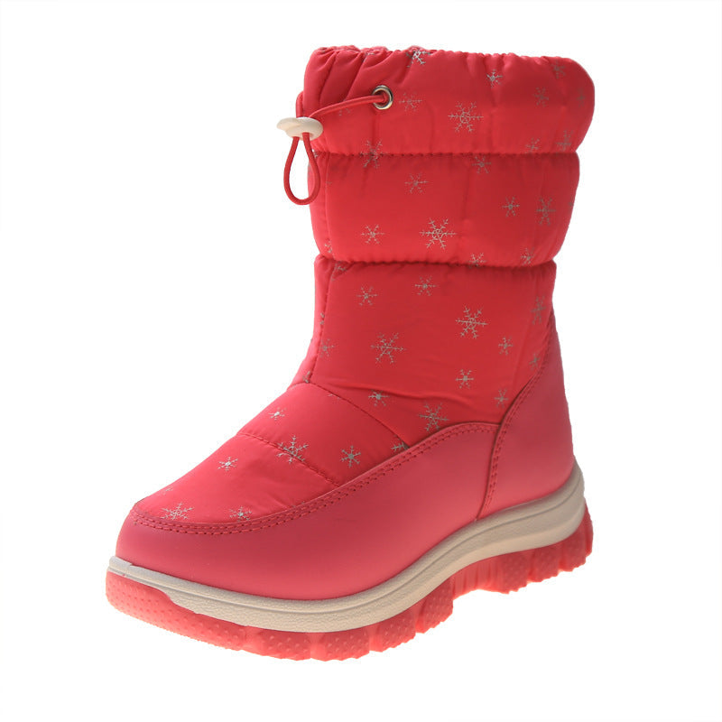Mujer caminando en la nieve con botas aisladas y cómodas estilo Gresia, ideales para bajas temperaturas.