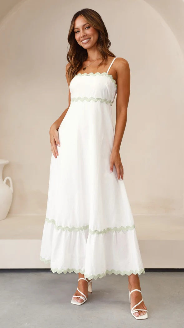 Look de verano: vestido largo de tirantes con ondas para mujer, perfecto para la arena y el sol.