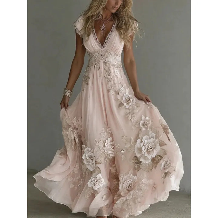 Mujer luciendo vestido largo de chiffon con encaje bordado. Diseño elegante y fluido, ideal para boda o fiesta.
