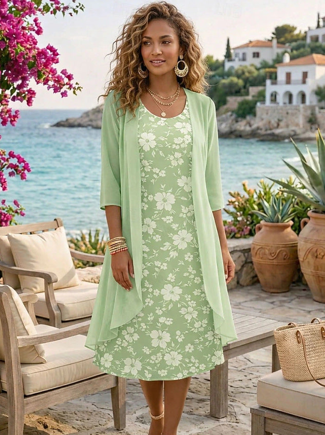 Primer plano del tejido ligero y estampado floral del conjunto de vestido y cárdigan para mujer.