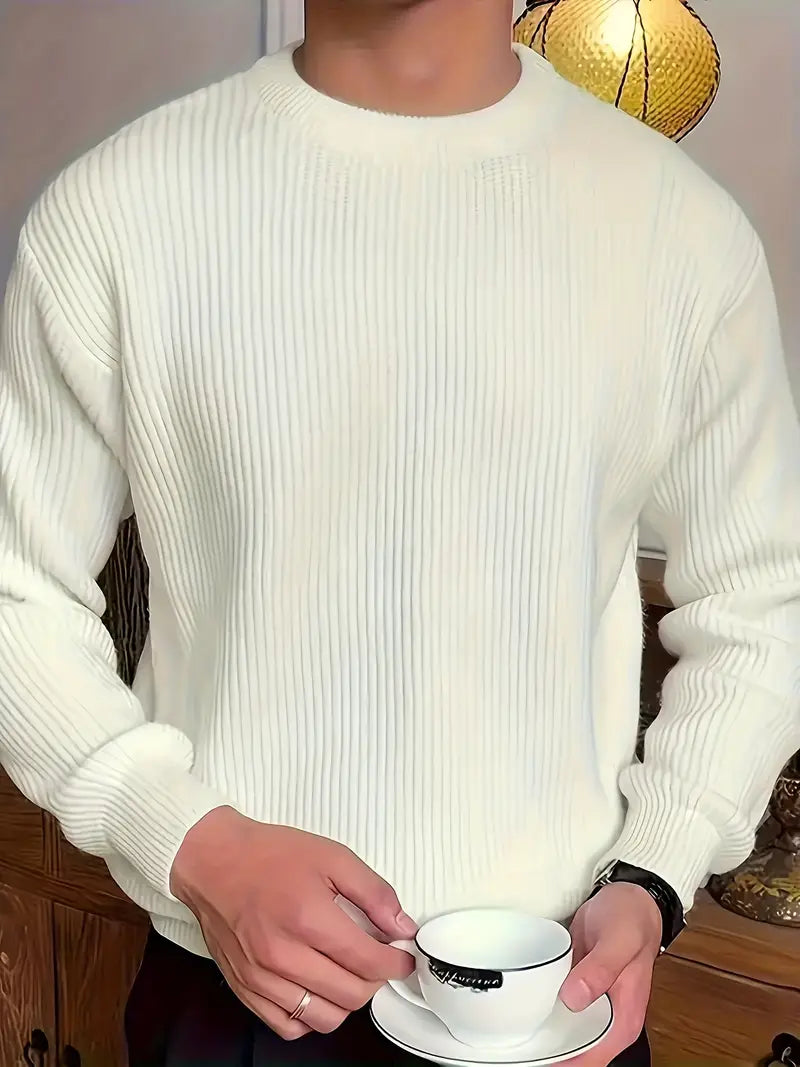 Jersey de hombre de punto grueso con cuello redondo y manga larga. Estilo elegante para el invierno, cómodo y cálido.
