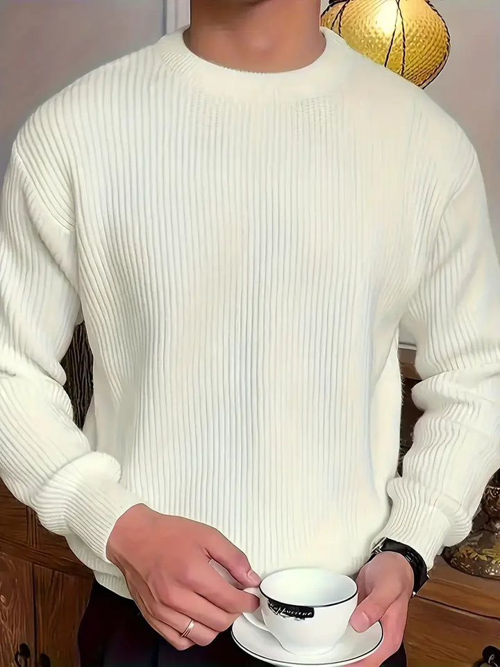 Jersey de hombre de punto grueso con cuello redondo y manga larga. Estilo elegante para el invierno, cómodo y cálido.