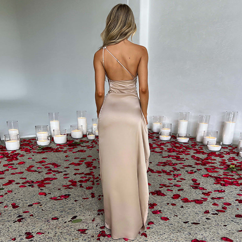Vestido satinado de mujer para eventos, largo, con espalda descubierta.