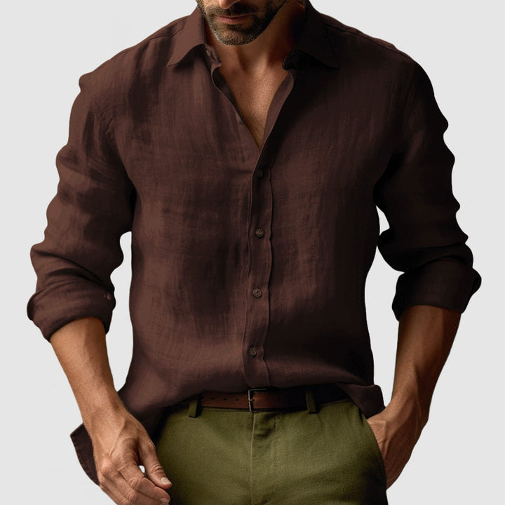 Primer plano de camisa vintage manga larga hombre, detalle de puños. Ropa casual elegante.