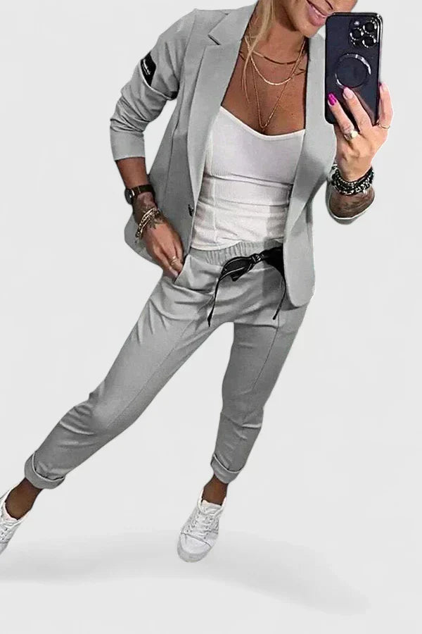 Mujer vistiendo conjunto casual de dos piezas. Comodidad y tendencia en este blazer y pantalón versátil.