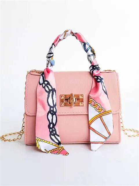 Bolso de mujer tipo clutch, elegante y sintético, con cadena y pañuelo decorativo. Accesorio de moda.