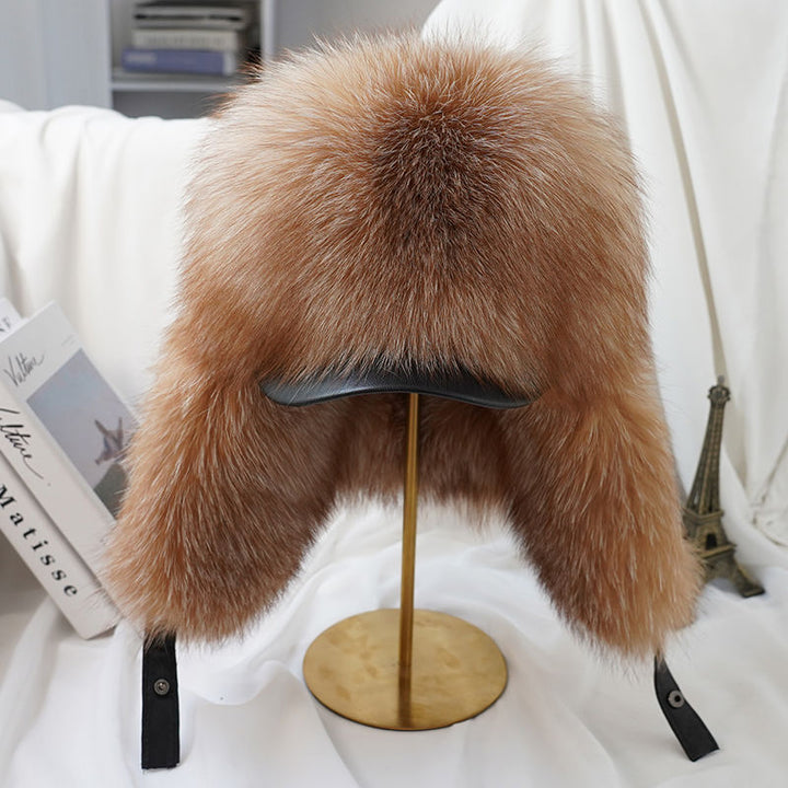 Hombre y mujer usando gorro de invierno unisex para frío extremo. Accesorio cálido y de moda para protegerse.