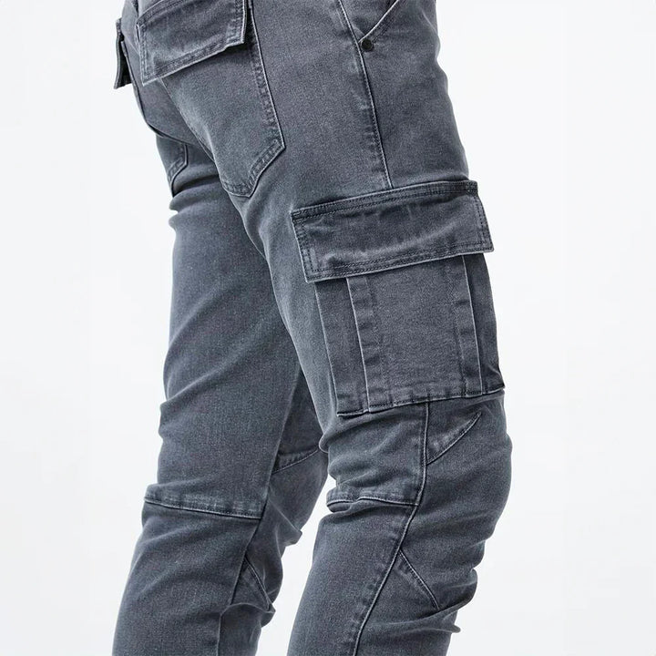 Pantalones cargo elásticos de hombre, vista lateral mostrando bolsillos funcionales de moda.