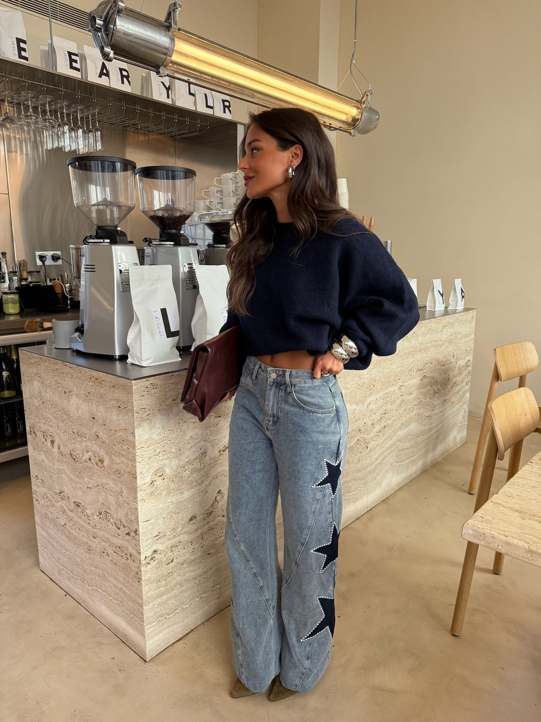 Jeans de mujer denim azul con estrellas blancas, perfecto para un atuendo casual y con estilo.