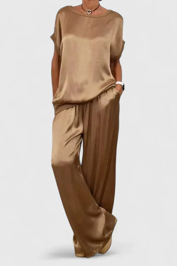 Conjunto de dos piezas para mujer Asunción, diseño versátil y cómodo, realzando el estilo casual y la moda.
