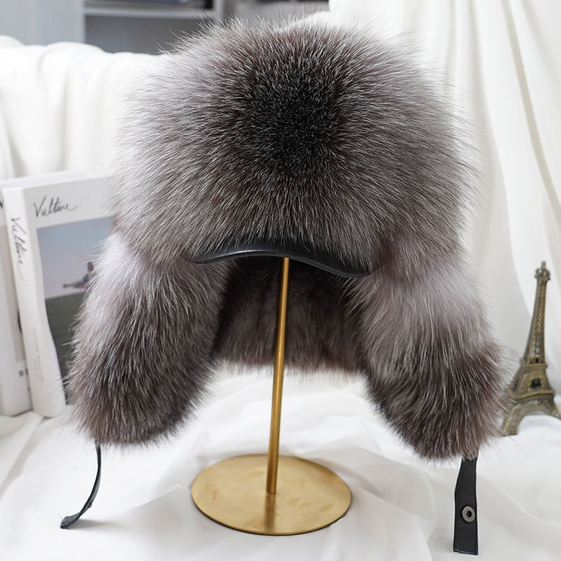 Primer plano de gorro de invierno de punto grueso, cálido y suave. Accesorio unisex esencial para el frío extremo.