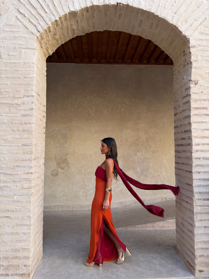 Vestido de mujer elegante bicolor con tirantes finos, ideal para verano y ocasiones especiales.