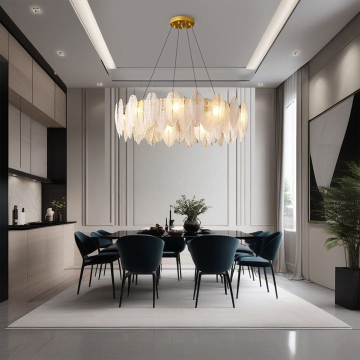 Candelabro de techo moderno con pantallas de vidrio efecto pluma, iluminación LED elegante para el hogar.