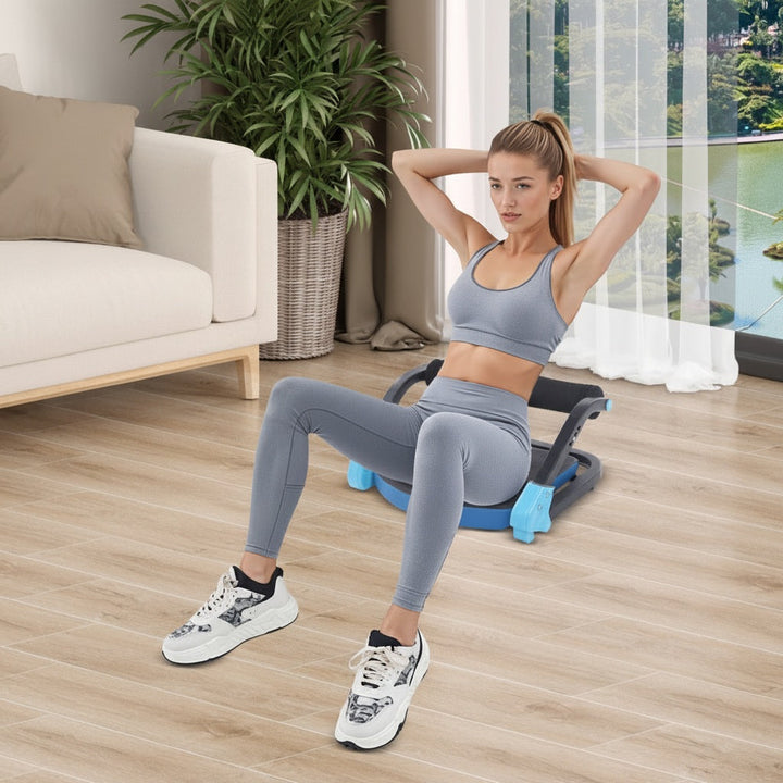 Persona utilizando la máquina de abdominales plegable para ejercicio fitness en casa, mejorando su core strength.