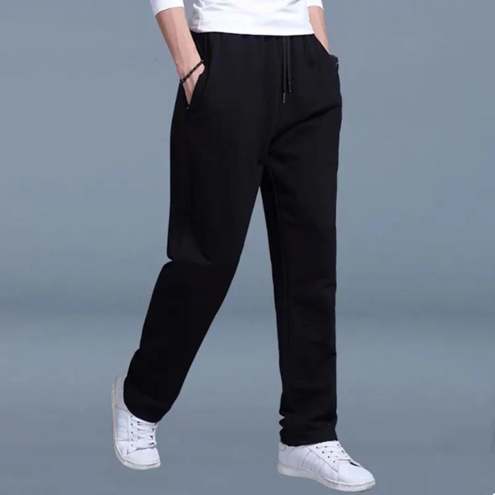 Chándal cómodo para hombre, estilo urbano esencial y relajado. Ideal para el día a día.